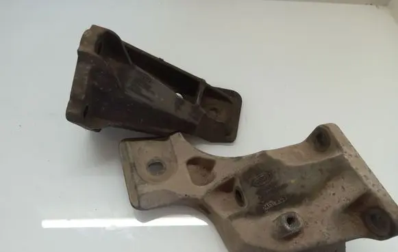 Land Rover Discovery 3 - LR3 Engine mounting bracket KKU500590 KKU500580