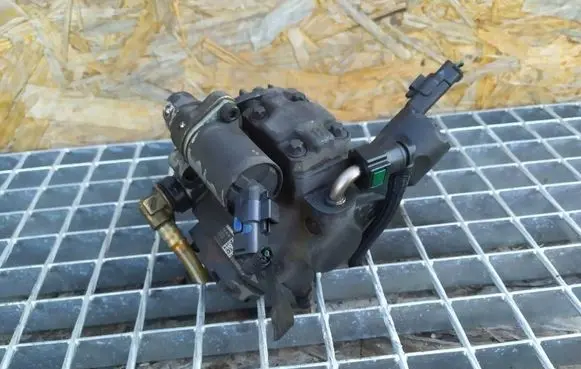 Volvo V50 Fuel injection high pressure pump 5WS40380
