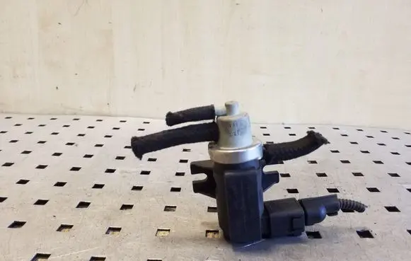 Volkswagen Golf IV Turbo solenoid valve 1J0906627A
