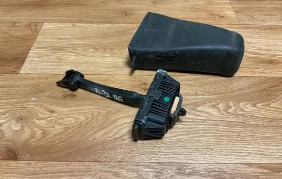 BMW 5 E60 E61 Rear door check strap stopper 7176805