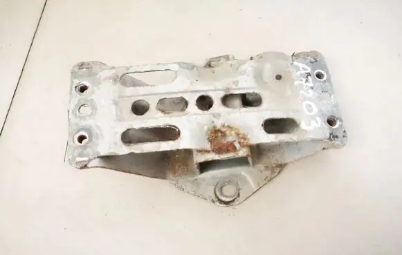 Toyota Avensis T250 Front bumper mounting bracket