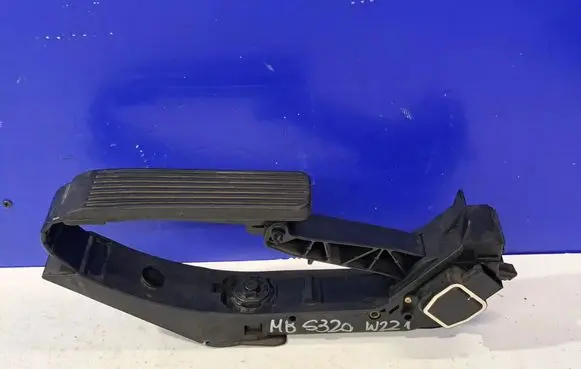 Accelerator throttle pedal