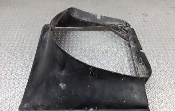 Volkswagen Touareg I Intercooler air channel guide 7L6117339
