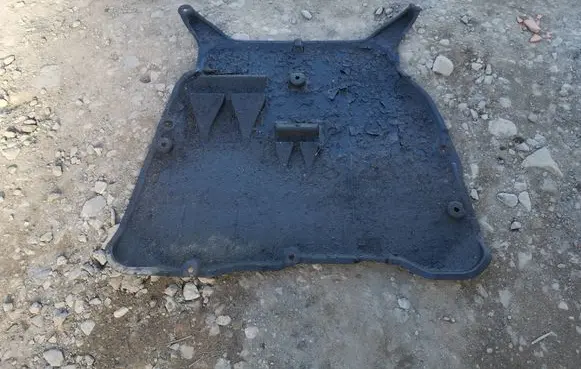Volvo XC70 Engine splash shield/under tray 