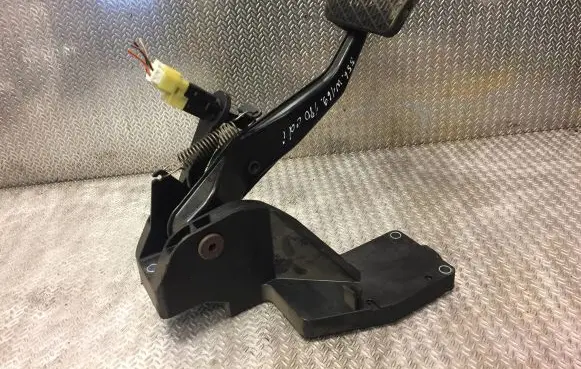 Mercedes-Benz A W169 Brake pedal 1692901401 A1692901401