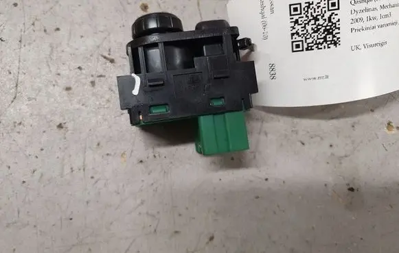 Nissan Qashqai Wing mirror switch
