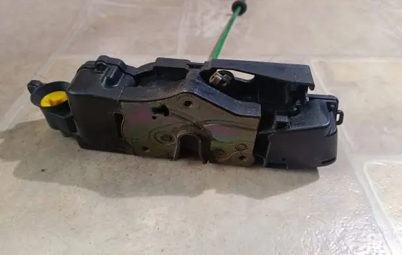Fiat Stilo Front door lock 39023