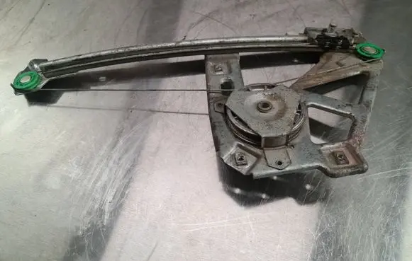 Rear door manual window regulator