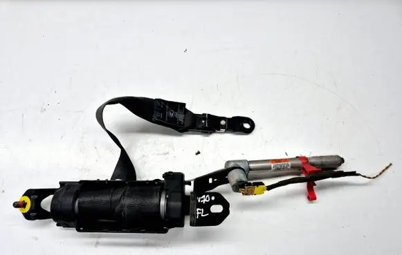 Volvo V70 Front seatbelt 30730907