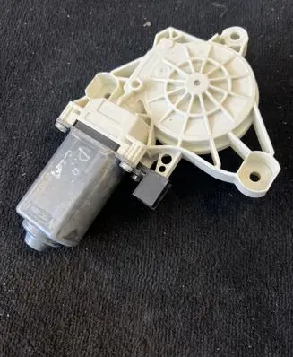 Mercedes-Benz CLA C118 X118 Front door window regulator motor A0009061607