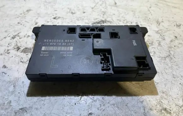 Mercedes-Benz E W211 Door control unit/module 2118701985 00401599 985L071