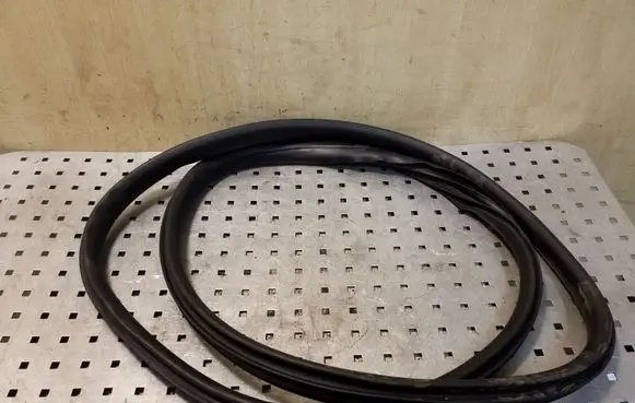 Rear door rubber seal (on body)