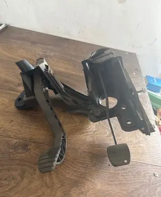 Accelerator throttle pedal