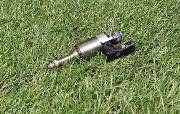 Volkswagen Jetta VI Fuel injector 04E906036E 0261500132