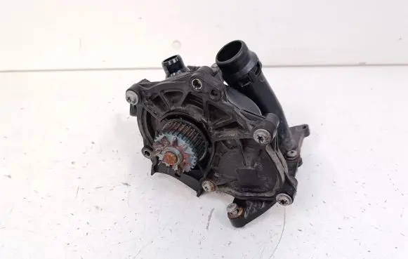 Volkswagen Jetta VI Water pump 06K121111N 06K121011