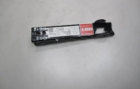 Volkswagen Tiguan Seat belt height adjuster 4M0857819 639623702