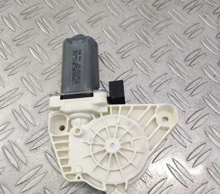 Volkswagen PASSAT B8 Front door window regulator motor 5Q4959802B