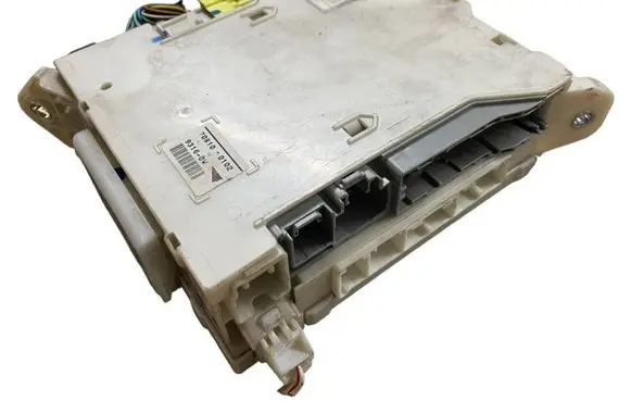 Lexus GS 300 350 430 450H Fuse module 8273030272 708100102