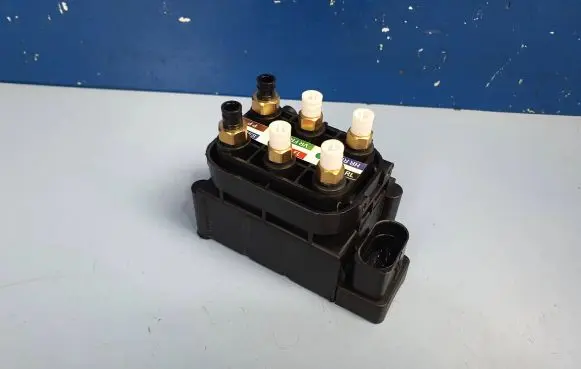Audi A7 S7 4G Air suspension valve block 4H0616013A