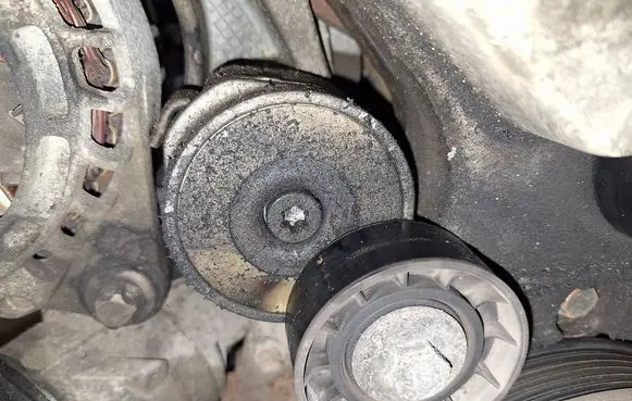 Alfa Romeo 159 Generator/alternator belt tensioner