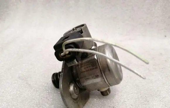 BMW M5 Fuel injection high pressure pump 7599865