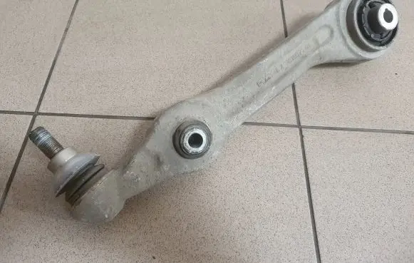 Mercedes-Benz S W222 Front lower control arm/wishbone R3937101
