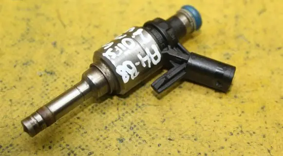 Audi A4 S4 B8 8K Fuel injector