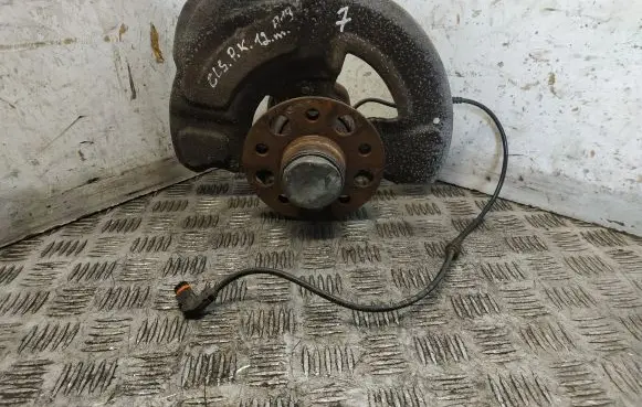 Mercedes-Benz CLS C218 X218 Front wheel hub 21809