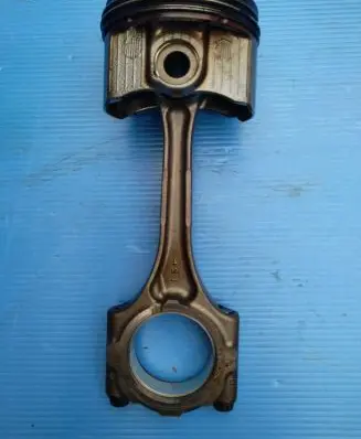 Toyota Auris E180 Piston with connecting rod