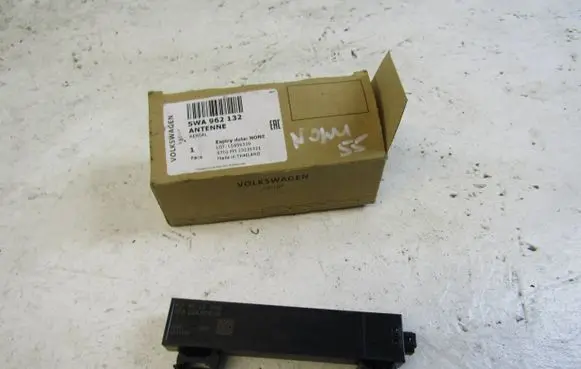 Audi A3 8Y Keyless system antenna 5FA224075