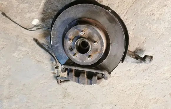 Front wheel hub spindle knuckle
