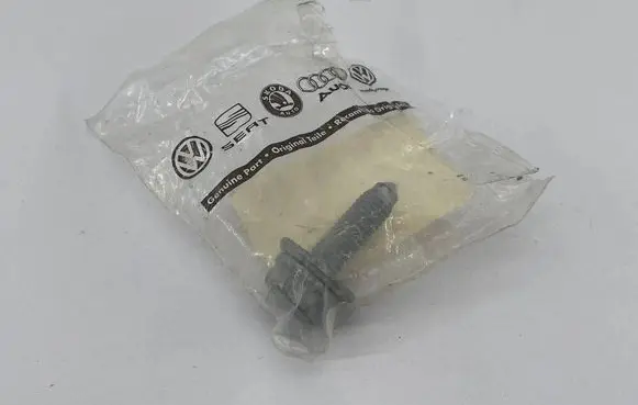 Volkswagen PASSAT B6 Nuts/bolts N90648402