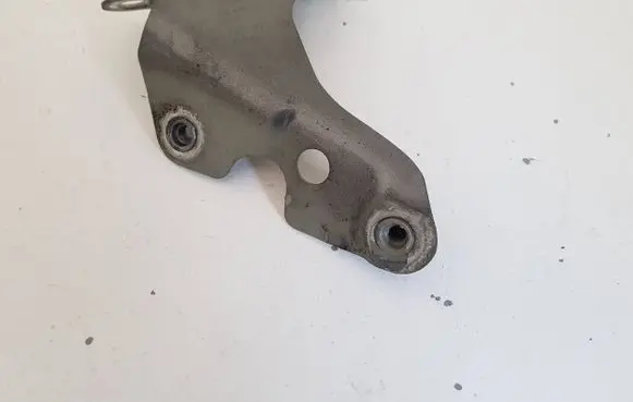 Audi Q7 4L Fender mounting bracket 4L0821136