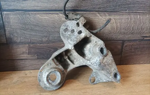 Audi A4 S4 B5 8D Engine mounting bracket
