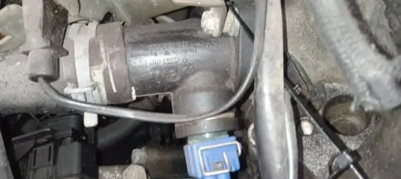 Volkswagen PASSAT B5 Engine coolant pipe/hose 028121132