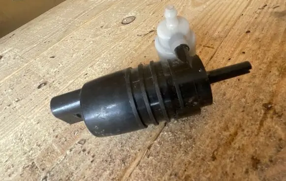 BMW i3 Windscreen/windshield washer pump 7388349