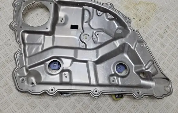 Rear window lifting mechanism without motor