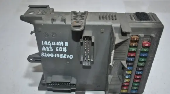 Renault Laguna II Fuse module 8200148810