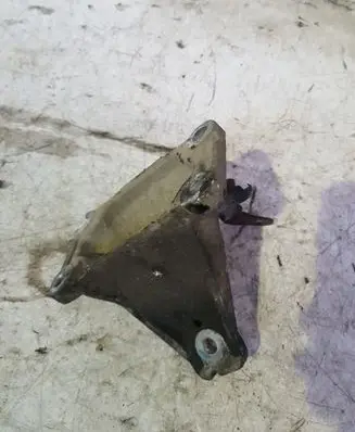 Infiniti Q45 III Engine mounting bracket