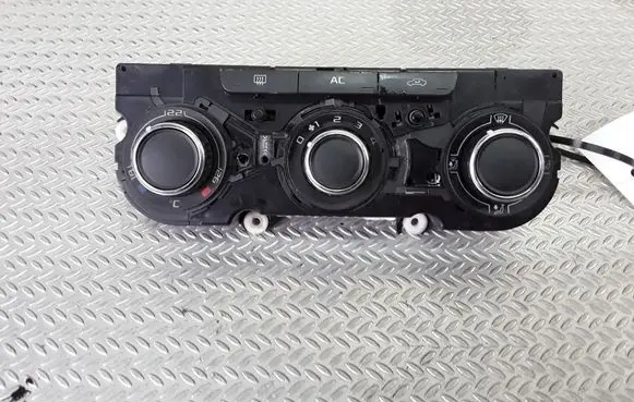 Skoda Octavia Mk2 (1Z) Climate control unit 3T0820047M