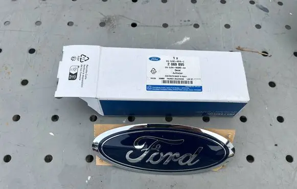 Ford Fiesta Manufacturer badge logo/emblem 2069895