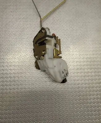 Mitsubishi Pajero Front door lock 00712A