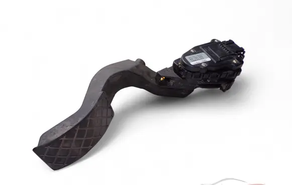 Accelerator throttle pedal