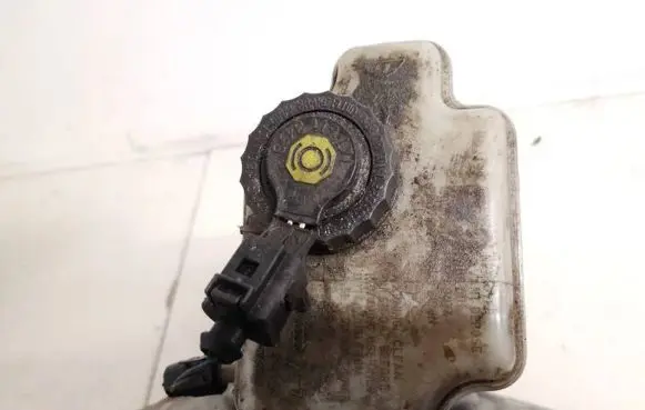 Brake fluid reservoir