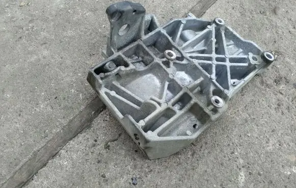 Volkswagen PASSAT B5.5 A/C compressor mount bracket 038260885C