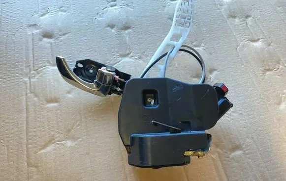 KIA Opirus Rear door lock