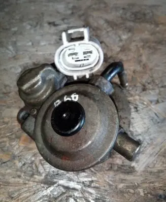 Toyota Corolla E120 E130 Fuel filter bracket/mount holder 