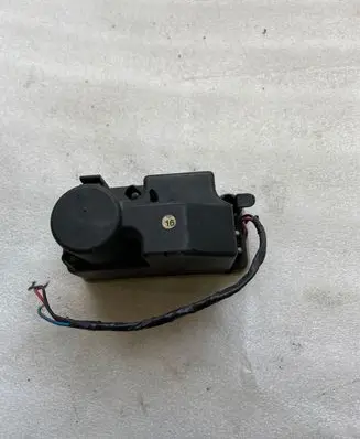 Mercedes-Benz E W124 Central locking vacuum pump 0008001148