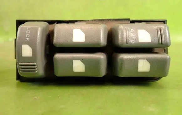Chevrolet Blazer S10 Quarter vent window switch J12M80133497A50A