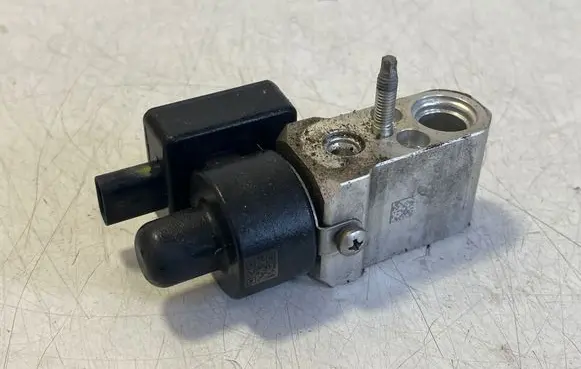 Tesla Model S Air conditioning (A/C) expansion valve 103904000D